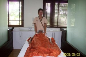 Bei der Ölmassage haben Symmetrie und Gleichförmigkeit in Bezug auf die Körperseiten und die Massagebewegungen, die fast immer kreisend ausgeführt werden, große Bedeutung.