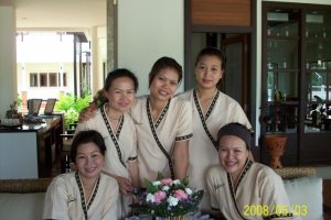 Meine Mitschülerinnen, mit denen ich die Ausbildung geteilt habe, sind heute auf der ganzen Welt verstreut und arbeiten in SPAs oder Massagepraxen. Wir wollen den guten Ruf der traditionellen thailändischen Massage fördern.