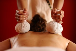 Kräuterstempelmassage