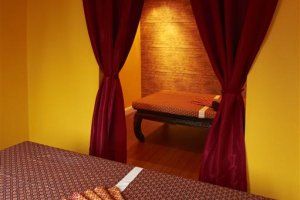 Die Räume für die traditionelle Thai Massage sind durch Vorhänge voneinander getrennt und lassen sich auf Wunsch als Doppelzimmer (für Paare, beste Freundinnen, Mütter & Töchter etc.) nutzen.