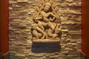Die Natursteinwand mit dem Sandsteinrelief ziert eine Wand der Fußmassage.