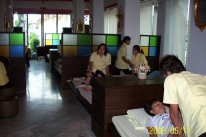 Tausende von Besuchern kommen jährlich in den Tempel Wat Pho und in die Niederlassungen der bedeutenden Massageschule, um sich von Schülern und Lehrern massieren zu lassen.