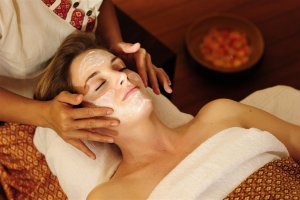 Eine Peeling-Massage ist viel sanfter als ein Scrub und daher bestens geeignet für die empfindliche Haut im Gesicht, am Hals und am Décolleté.
